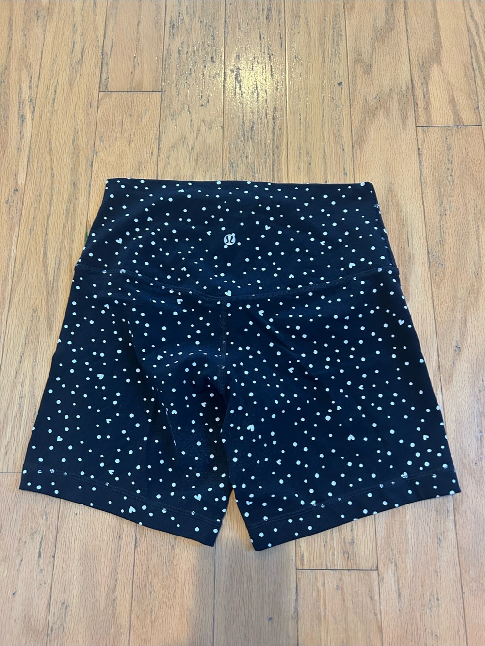 Lululemon heart scatter dot print shorts size 8